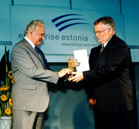 President Arnold Rüütel andis konkursi Ettevõtluse auhind 2001 võitnud AS Silmet juhile Tiit Vähile üle autasu